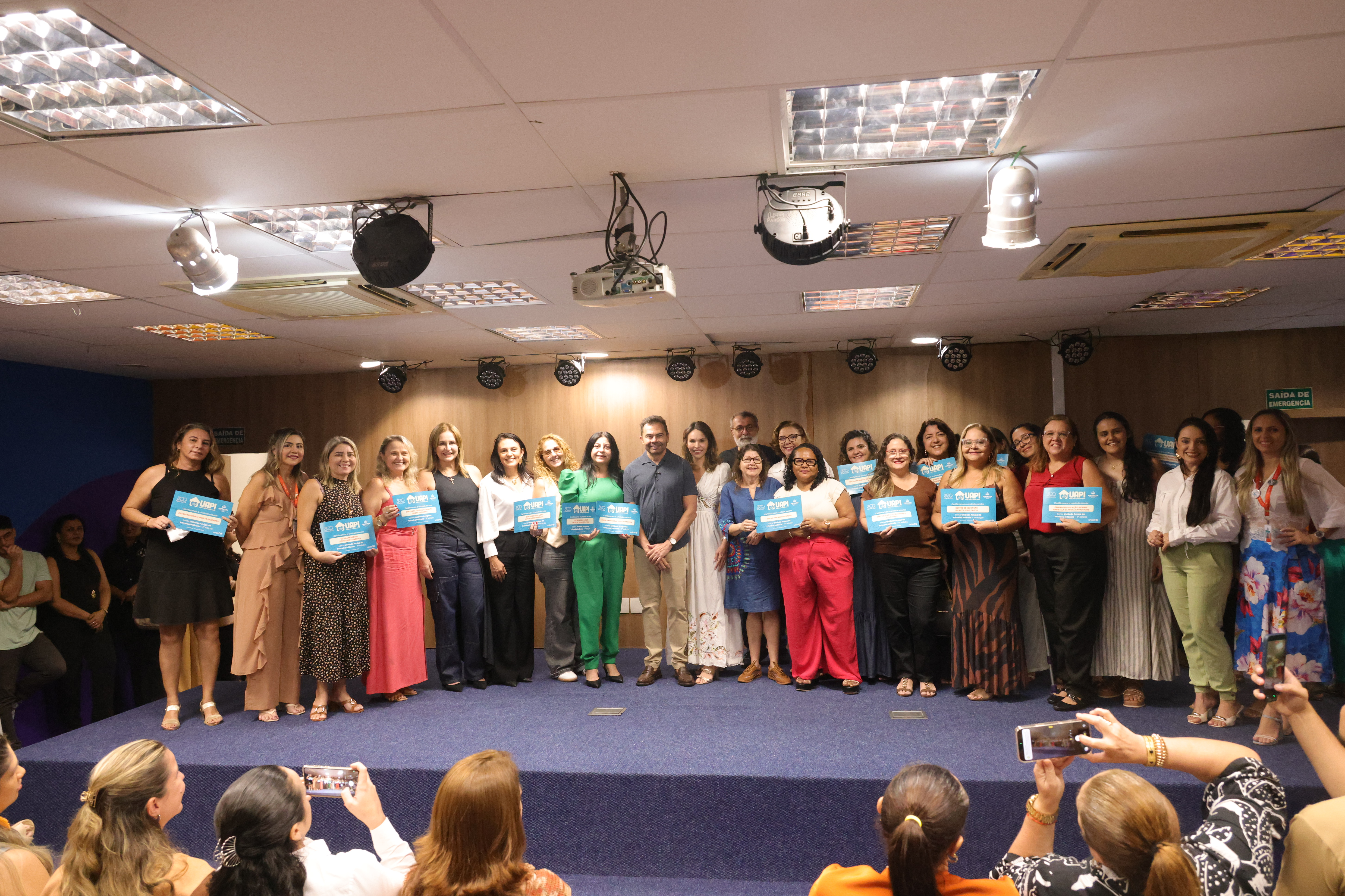 grupo de pessoas posa para a foto